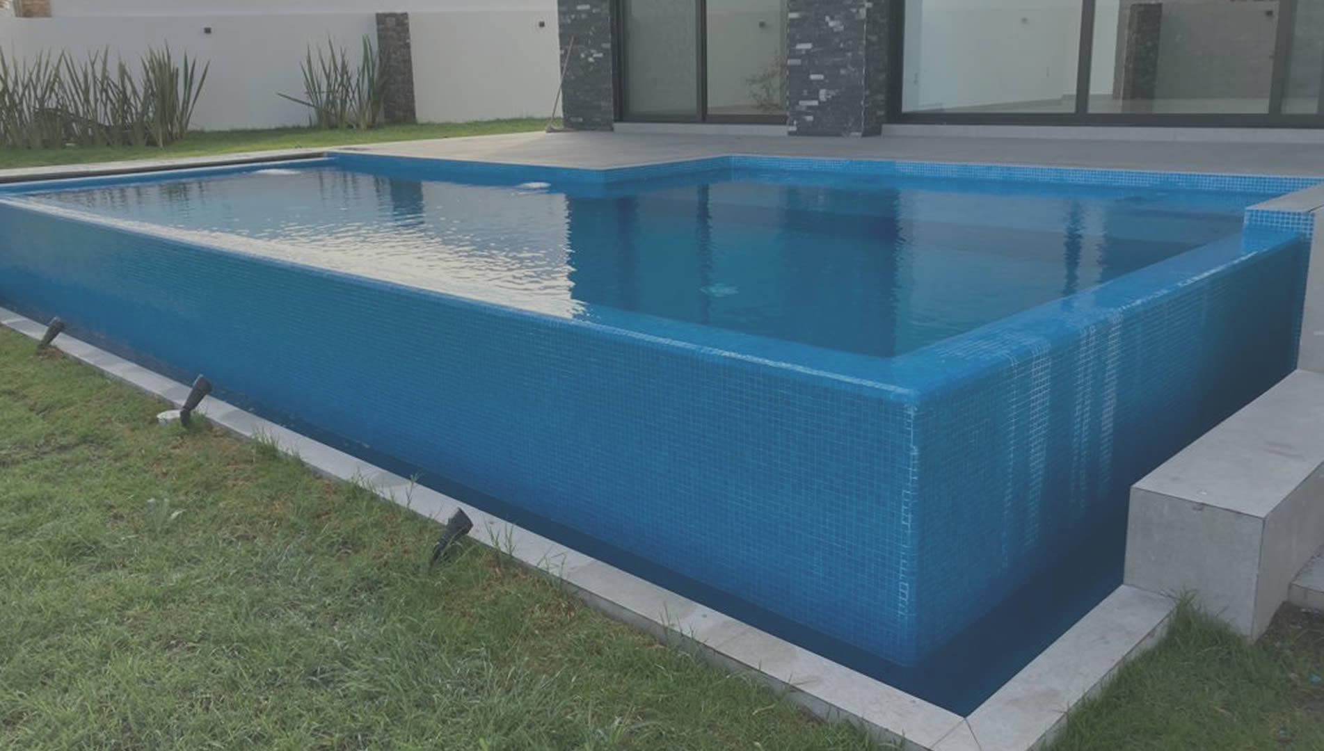 Construcción de piscinas y equipamiento de albercas