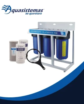 Sistema de filtración para piscinas con filtros azules y cartuchos, soporte blanco y accesorios, logo Aquasistemas de Querétaro visible.