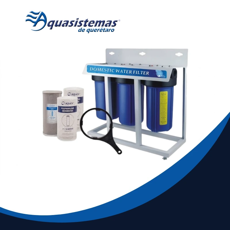 Sistema de filtración para piscinas con filtros azules y cartuchos, soporte blanco y accesorios, logo Aquasistemas de Querétaro visible.