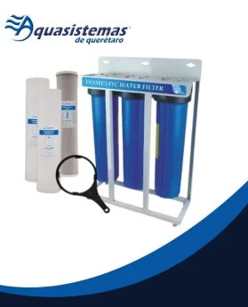 Aquasistemas de Querétaro, sistema de filtración de agua doméstica con varios cartuchos azules y componentes de plástico; logo de la empresa aparece en la esquina superior izquierda.