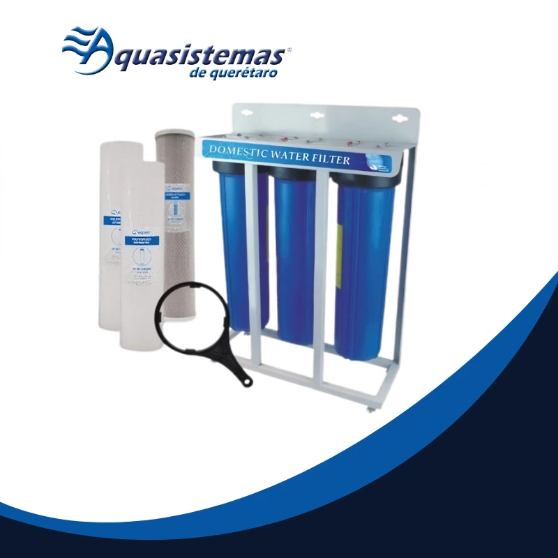 Aquasistemas de Querétaro, sistema de filtración de agua doméstica con varios cartuchos azules y componentes de plástico; logo de la empresa aparece en la esquina superior izquierda.