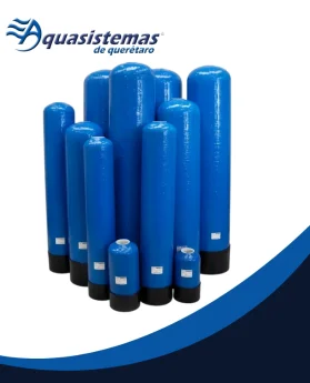Tanques de fibra de vidrio azules de distintas alturas con base negra agrupados; logotipo de Aquasistemas de Querétaro visible en la esquina superior izquierda.