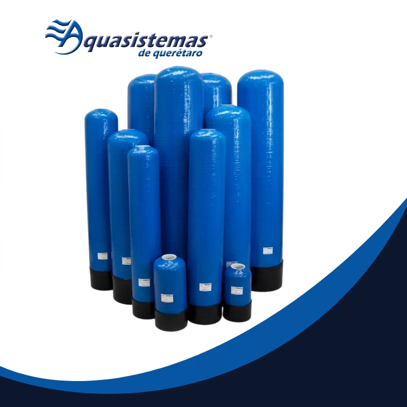 Tanques de fibra de vidrio azules de distintas alturas con base negra agrupados; logotipo de Aquasistemas de Querétaro visible en la esquina superior izquierda.