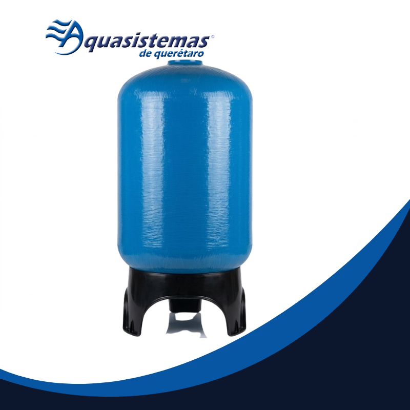 Tanque de fibra de vidrio azul con base tripoide, diseñado para sistemas de filtración y almacenamiento de agua, de Aquasistemas de Querétaro.