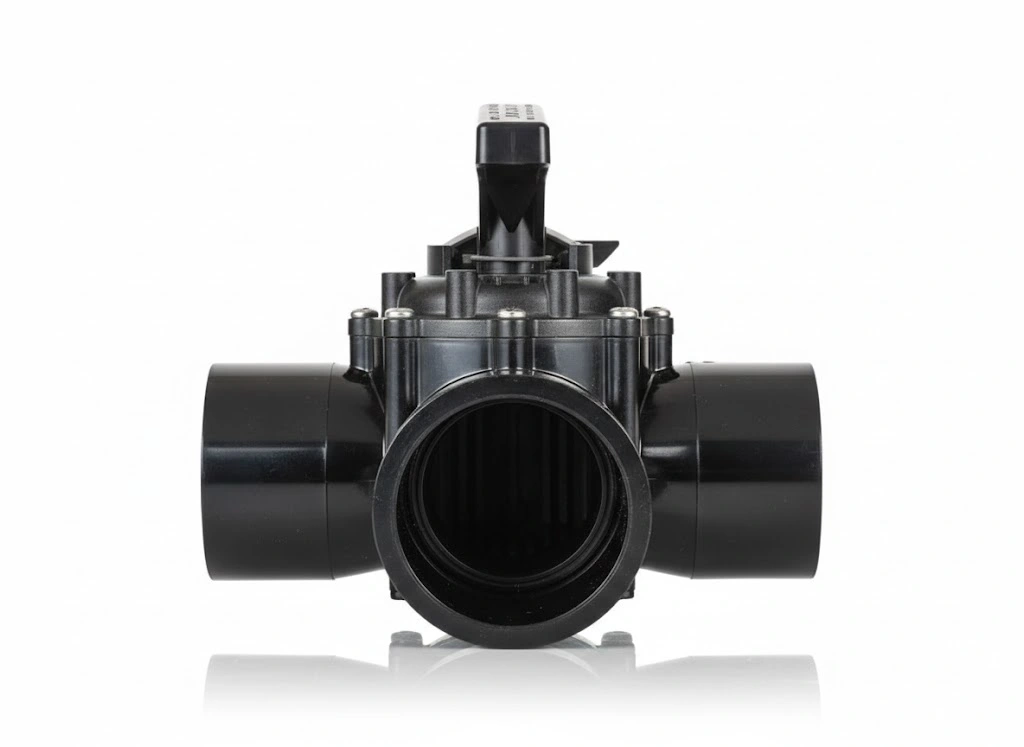 Válvula de control hidráulico negra con dos conexiones laterales y una palanca en la parte superior para ajuste.