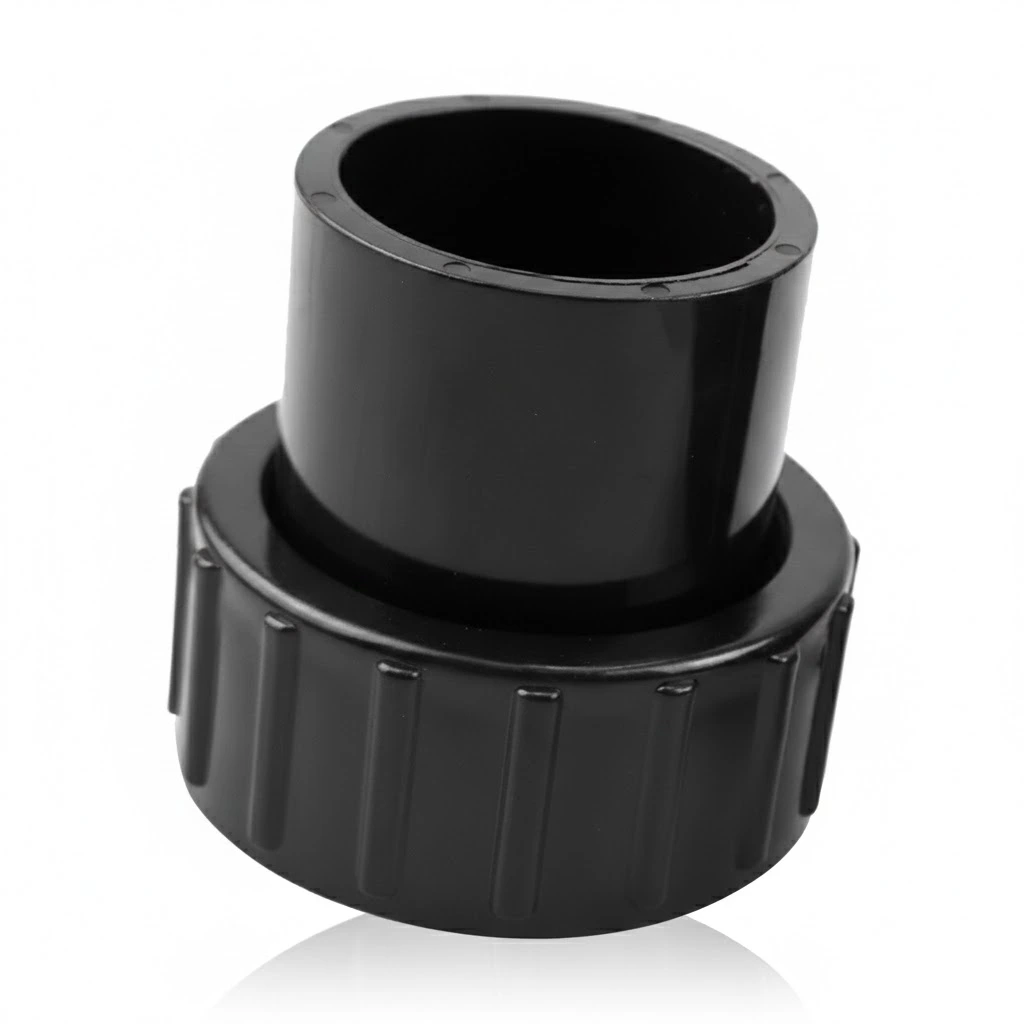 Adaptador de plástico negro con rosca en la base y un extremo liso, utilizado en conexiones hidráulicas.