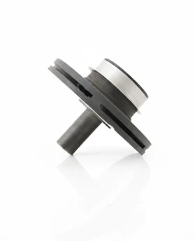 Componente mecánico con un eje central y un disco negro en su base, utilizado en sistemas hidráulicos.