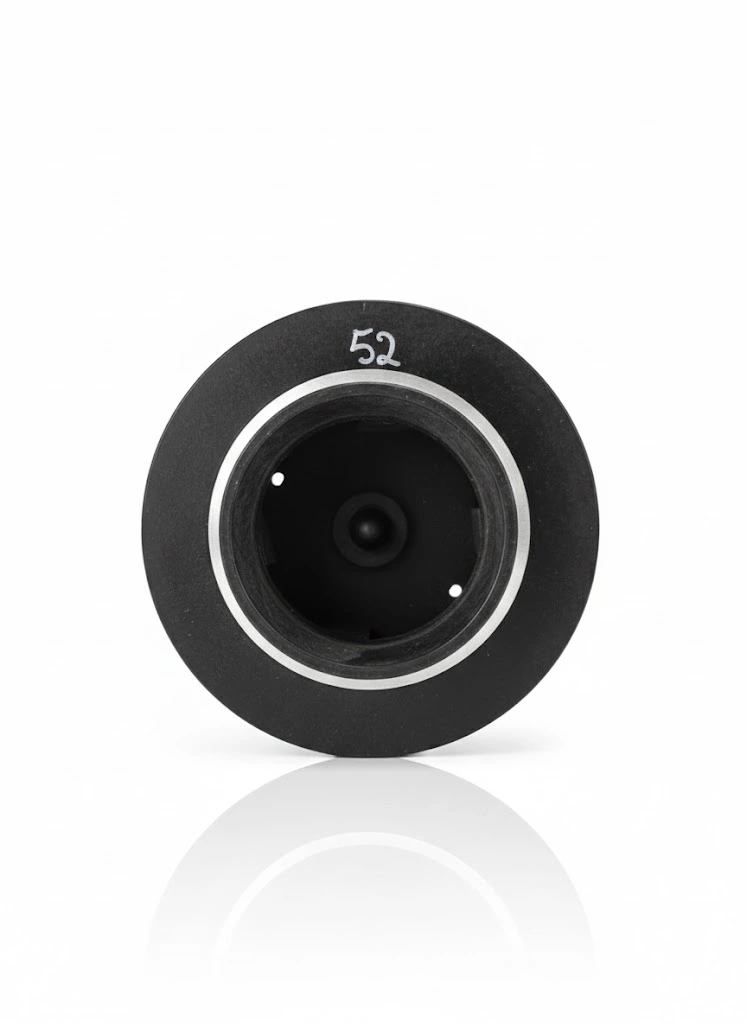 Conector de PVC negro con número 52 visible en la parte superior, utilizado en sistemas hidráulicos.