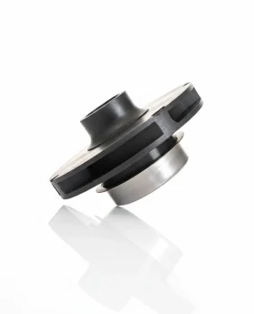 Componente mecánico con un diseño circular, parte superior negra y base metálica, sobre fondo blanco.