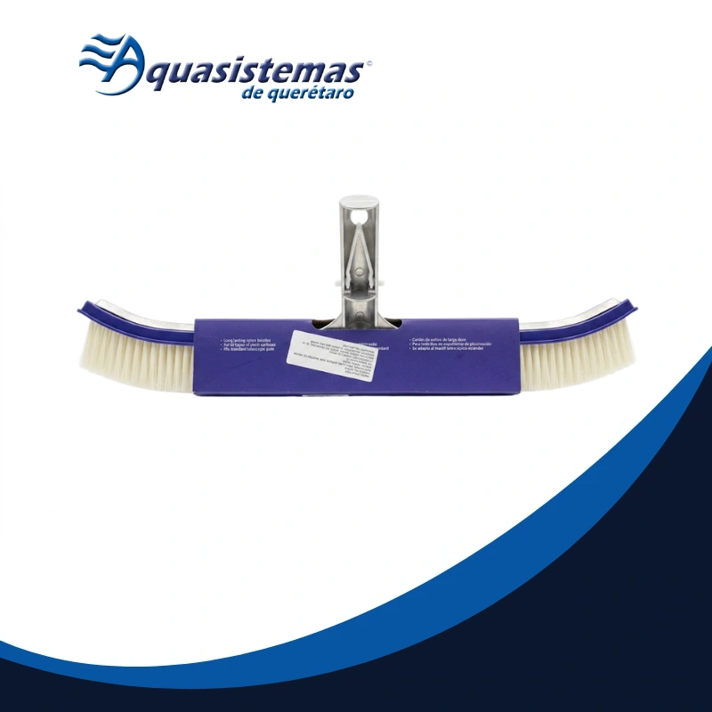 El cepillo curvo PoolStyle para alberca muestra cerdas resistentes y soporte metálico, con diseño ergonómico para limpiar esquinas y paredes.