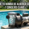 La bomba de alberca junto al borde de la piscina azul emite vapor, y se ve la marca Aquasistemas de Querétaro.