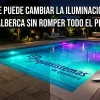 Alberca iluminada de noche con luces LED RGB y el logotipo de Aquasistemas de Querétaro en el fondo, mostrando la diferencia de iluminación sin romper el piso.