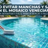 Persona cepillando la línea de flotación de mosaico veneciano azul en una alberca cristalina con el logo de Aquasistemas de Querétaro.